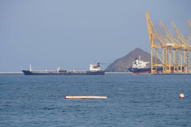 Khor Fakkan, Sharjah, BAE - 25 Nisan 2023: Nisan 'da Khor Fakkan kıyısından Umman ve Horfakkan Körfezi manzarası.                                