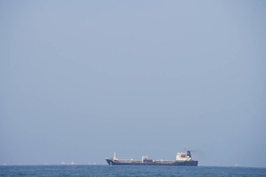 Nisan ayında Umman Körfezi manzarası ve Khor Fakkan kıyısından gelen su taşımacılığı. Khor Fakkan, Birleşik Arap Emirlikleri 'nin doğu kıyısında, Şeriat Emirliği' ne bağlı bir şehirdir..                                