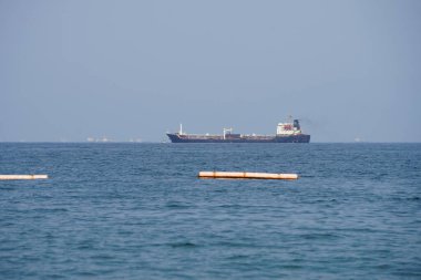 Nisan ayında Umman Körfezi manzarası ve Khor Fakkan kıyısından gelen su taşımacılığı. Khor Fakkan, Birleşik Arap Emirlikleri 'nin doğu kıyısında, Şeriat Emirliği' ne bağlı bir şehirdir..                                