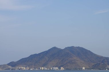 Nisan ayında Umman Körfezi manzarası ve Khor Fakkan kenti kıyıları. Khor Fakkan, Birleşik Arap Emirlikleri 'nin doğu kıyısında, Şeriat Emirliği' ne bağlı bir şehirdir..                                