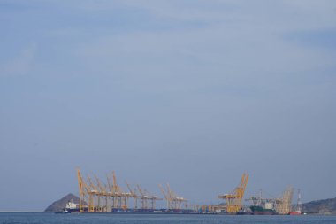 Nisan ayında Umman Körfezi ve Horfakkan Limanı 'nın manzarası Khor Fakkan, Sharjah, BAE.                               