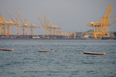 Khor Fakkan, Sharjah, BAE - 25 Nisan 2023: Nisan 'da Khor Fakkan kıyısından Umman ve Horfakkan Körfezi manzarası.                                