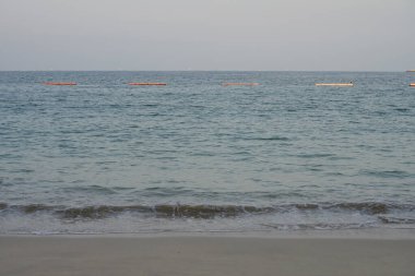 Nisan ayında Khor Fakkan Sahili 'nden Umman Körfezi' nin manzarası. Khor Fakkan, Sharjah, BAE.