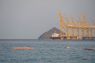 Khor Fakkan, Sharjah, BAE - 25 Nisan 2023: Nisan 'da Khor Fakkan kıyısından Umman ve Horfakkan Körfezi manzarası.                                