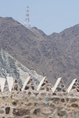 Najd Al Miqsar 'ın eski köyünde taştan yapılmış dikdörtgen şeklinde bir kule. Najd Al Miqsar, Khor Fakkan 'ın batısında, BAE' nin başkenti Sharjah 'ta terk edilmiş tarihi bir yerleşim yeridir..                               