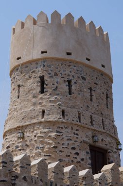 Nisan ayında Najd Al Miqsar 'daki antik kaledeki gözetleme kulesinin manzarası. Najd Al Miqsar, Khor Fakkan 'ın batısında, BAE' nin başkenti Sharjah 'ta terk edilmiş tarihi bir yerleşim yeridir..                                 