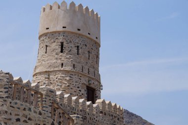 Nisan ayında Najd Al Miqsar 'daki antik kaledeki gözetleme kulesinin manzarası. Najd Al Miqsar, Khor Fakkan 'ın batısında, BAE' nin başkenti Sharjah 'ta terk edilmiş tarihi bir yerleşim yeridir..                                 