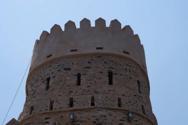 Nisan ayında Najd Al Miqsar 'daki antik kaledeki gözetleme kulesinin manzarası. Najd Al Miqsar, Khor Fakkan 'ın batısında, BAE' nin başkenti Sharjah 'ta terk edilmiş tarihi bir yerleşim yeridir..                                 