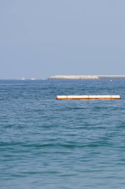 Nisan ayında Khor Fakkan Sahili 'nden Umman Körfezi' nin manzarası. Khor Fakkan, Sharjah, BAE.                                