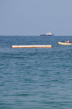 Nisan ayında Umman Körfezi manzarası ve Khor Fakkan kıyısından gelen su taşımacılığı. Khor Fakkan, Birleşik Arap Emirlikleri 'nin doğu kıyısında, Şeriat Emirliği' ne bağlı bir şehirdir..                               