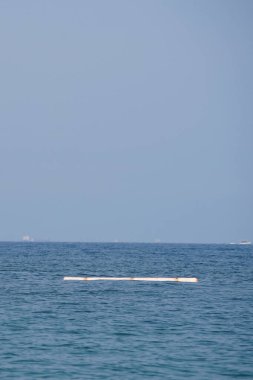 Nisan ayında Khor Fakkan Sahili 'nden Umman Körfezi' nin manzarası. Khor Fakkan, Sharjah, BAE.                                