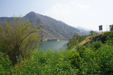 Al Rafisah Barajı manzarası Wadi Wshee, Sharjah, BAE 'deki Hawd al Bid' ah rezervuarının bulunduğu pitoresk bir yerde..