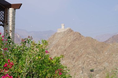 Al Rafisah Barajı dinlenme alanından dağdaki İkiz Kaleler 'deki tarihi mimari kompleks İkiz Kuleler veya TheBigShots manzarası. Wadi Wshee, Sharjah, BAE. 