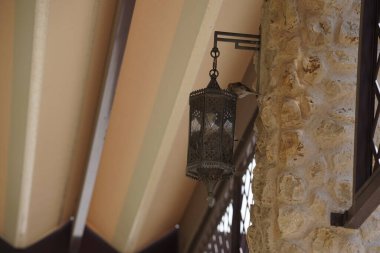 Passer domesticus kuşları Nisan ayında Al Rafisah Barajı dinlenme alanında bir lamba standına yuva inşa ettiler. Ev serçesi, Passer domesticus, Serçe familyasından bir kuş türü. Wadi Wshee, Sharjah, BAE.         