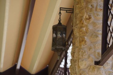 Passer domesticus kuşları Nisan ayında Al Rafisah Barajı dinlenme alanında bir lamba standına yuva inşa ettiler. Ev serçesi, Passer domesticus, Serçe familyasından bir kuş türü. Wadi Wshee, Sharjah, BAE.         