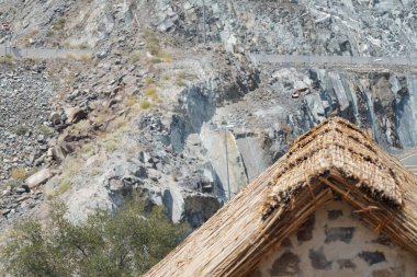 Tristis ve Spilopelia senegalensis kuşları eski Najd Al Miqsar köyü civarında yaşarlar. The Common Myna, Acridotheres tristis. Wadi Wshee, Sharjah, BAE. 