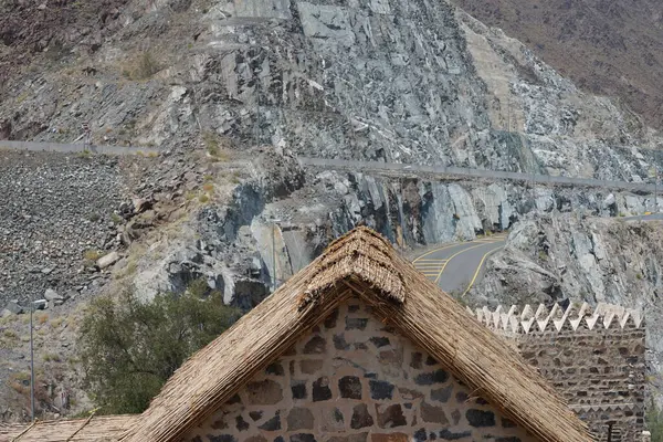 Tristis ve Spilopelia senegalensis kuşları eski Najd Al Miqsar köyü civarında yaşarlar. The Common Myna, Acridotheres tristis. Wadi Wshee, Sharjah, BAE. 