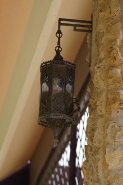 Passer domesticus kuşları Nisan ayında Al Rafisah Barajı dinlenme alanında bir lamba standına yuva inşa ettiler. Ev serçesi, Passer domesticus, Serçe familyasından bir kuş türü. Wadi Wshee, Sharjah, BAE.                     