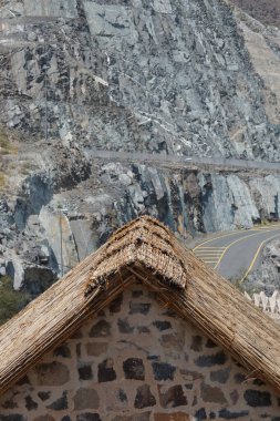 Tristis ve Spilopelia senegalensis kuşları eski Najd Al Miqsar köyü civarında yaşarlar. The Common Myna, Acridotheres tristis. Wadi Wshee, Sharjah, BAE.                         