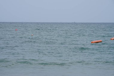 Nisan ayında Umman Körfezi manzarası ve Khor Fakkan kıyısından gelen su taşımacılığı. Khor Fakkan, Afrika kıtasında bulunan Kuzey Amerika kıtasında bulunan bir şehirdir..                       