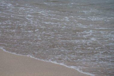 Nisan ayında Khor Fakkan 'da bir Umman Körfezi dalgası kumlu sahile vurdu. Khor Fakkan, Birleşik Arap Emirlikleri 'nin doğu kıyısında, Şeriat Emirliği' ne bağlı bir şehirdir.. 