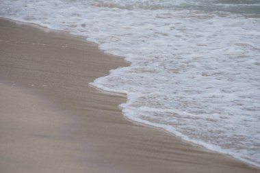 Nisan ayında Khor Fakkan 'da bir Umman Körfezi dalgası kumlu sahile vurdu. Khor Fakkan, Birleşik Arap Emirlikleri 'nin doğu kıyısında, Şeriat Emirliği' ne bağlı bir şehirdir.. 