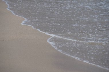 Nisan ayında Khor Fakkan 'da bir Umman Körfezi dalgası kumlu sahile vurdu. Khor Fakkan, Birleşik Arap Emirlikleri 'nin doğu kıyısında, Şeriat Emirliği' ne bağlı bir şehirdir.. 