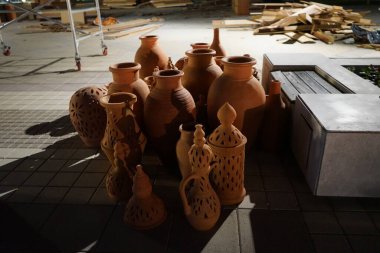 Khor Fakkan 'daki Ramazan kutlamalarından sonra Horfakkan Amfitiyatrosu yakınlarındaki meydanda kil çömlek ve fenerler duruyor. Al Mudeife 1, Sharjah, Birleşik Arap Emirlikleri. 