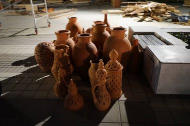 Khor Fakkan 'daki Ramazan kutlamalarından sonra Horfakkan Amfitiyatrosu yakınlarındaki meydanda kil çömlek ve fenerler duruyor. Al Mudeife 1, Sharjah, Birleşik Arap Emirlikleri. 