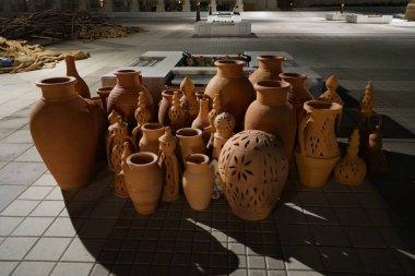 Khor Fakkan 'daki Ramazan kutlamalarından sonra Horfakkan Amfitiyatrosu yakınlarındaki meydanda kil çömlek ve fenerler duruyor. Al Mudeife 1, Sharjah, Birleşik Arap Emirlikleri. 