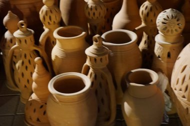 Khor Fakkan 'daki Ramazan kutlamalarından sonra Horfakkan Amfitiyatrosu yakınlarındaki meydanda kil çömlek ve fenerler duruyor. Al Mudeife 1, Sharjah, Birleşik Arap Emirlikleri. 