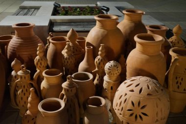 Khor Fakkan 'daki Ramazan kutlamalarından sonra Horfakkan Amfitiyatrosu yakınlarındaki meydanda kil çömlek ve fenerler duruyor. Al Mudeife 1, Sharjah, Birleşik Arap Emirlikleri. 