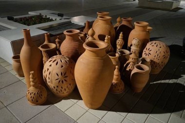 Khor Fakkan 'daki Ramazan kutlamalarından sonra Horfakkan Amfitiyatrosu yakınlarındaki meydanda kil çömlek ve fenerler duruyor. Al Mudeife 1, Sharjah, Birleşik Arap Emirlikleri. 