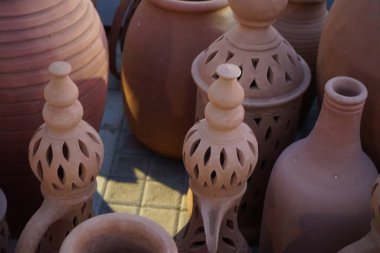 Khor Fakkan 'daki Ramazan kutlamalarından sonra Horfakkan Amfitiyatrosu yakınlarındaki meydanda kil çömlek ve fenerler duruyor. Al Mudeife 1, Sharjah, Birleşik Arap Emirlikleri. 