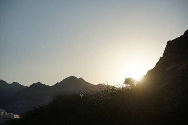 Nisan ayında gün batımına kadar uzanan güzel bir dağ manzarası Khor Fakkan, Sharjah, BAE yakınlarında yer almaktadır.. 