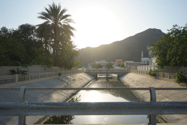 Dağlardan akan suyu olan bir kanal Umman Körfezi 'ndeki Khor Fakkan şehrinden geçer. Khor Fakkan, Birleşik Arap Emirlikleri 'nde yer alan bir şehirdir.. 