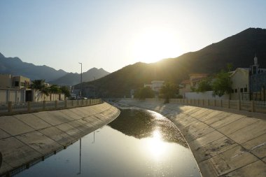 Dağlardan akan suyu olan bir kanal Umman Körfezi 'ndeki Khor Fakkan şehrinden geçer. Khor Fakkan, Birleşik Arap Emirlikleri 'nde yer alan bir şehirdir.. 