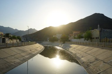 Dağlardan akan suyu olan bir kanal Umman Körfezi 'ndeki Khor Fakkan şehrinden geçer. Khor Fakkan, Birleşik Arap Emirlikleri 'nde yer alan bir şehirdir.. 