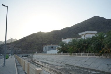 Dağlardan akan suyu olan bir kanal Umman Körfezi 'ndeki Khor Fakkan şehrinden geçer. Khor Fakkan, Birleşik Arap Emirlikleri 'nde yer alan bir şehirdir.. 