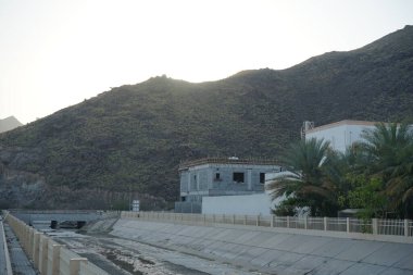 Dağlardan akan suyu olan bir kanal Umman Körfezi 'ndeki Khor Fakkan şehrinden geçer. Khor Fakkan, Birleşik Arap Emirlikleri 'nde yer alan bir şehirdir.. 