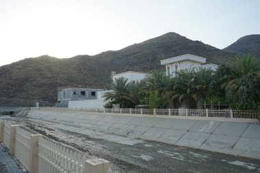 Dağlardan akan suyu olan bir kanal Umman Körfezi 'ndeki Khor Fakkan şehrinden geçer. Khor Fakkan, Birleşik Arap Emirlikleri 'nde yer alan bir şehirdir.. 