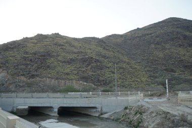 Dağlardan akan suyu olan bir kanal Umman Körfezi 'ndeki Khor Fakkan şehrinden geçer. Khor Fakkan, Birleşik Arap Emirlikleri 'nde yer alan bir şehirdir.. 