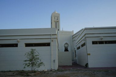 Al Alaa bin Oqbah Camii Khor Fakkan 'dadır. Khor Fakkan, Afrika kıtasında bulunan Kuzey Amerika kıtasında bulunan bir şehirdir.. 