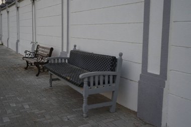 Khor Fakkan, Sharjah, Birleşik Arap Emirlikleri 'ndeki bir binanın duvarına dinlenme bankları kuruldu..                               