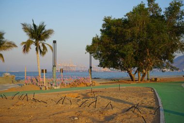 Khor Fakkan kentindeki setin inşaatı devam ediyor. Khor Fakkan, Birleşik Arap Emirlikleri 'nin doğu kıyısında, Şeriat Emirliği' ne bağlı bir şehirdir..                    