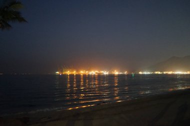   Umman Körfezi manzarası ve Khor Fakkan kenti kıyıları Nisan ayında akşam aydınlığıyla. Sharjah, BAE.                              