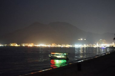   Umman Körfezi manzarası ve Khor Fakkan kenti kıyıları Nisan ayında akşam aydınlığıyla. Sharjah, BAE.                              