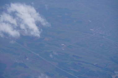 Nisan 'da Dünya' nın üzerinde yüzen bulutlardan bir görüntü. BAE - Almanya. 