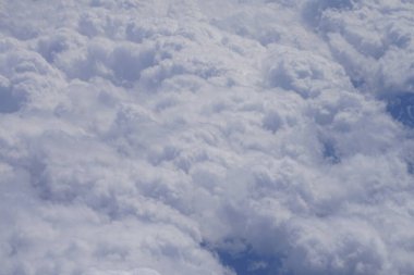 Nisan 'da Dünya' nın üzerinde yüzen bulutlardan bir görüntü. BAE - Almanya. 