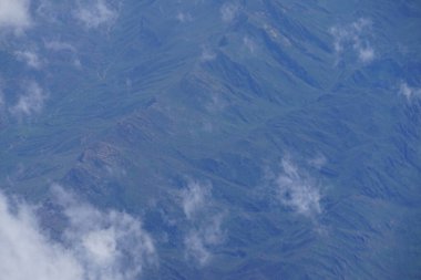 Nisan 'da Dünya' nın üzerinde yüzen bulutlardan bir görüntü. BAE - Almanya. 